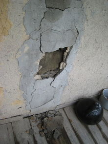 地震后房屋出现裂缝的现场图片