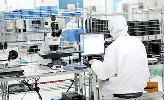 科研人员在废墟中清理设备