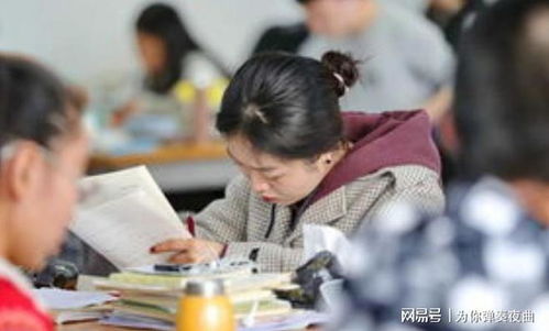 家长与孩子在图书馆复习备考