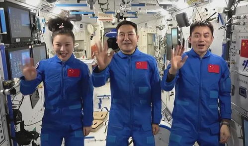 中国航天员在太空工作的场景