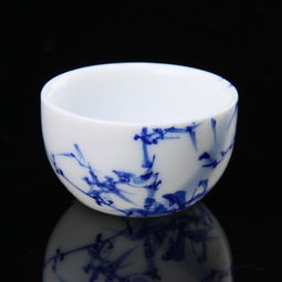 明代青花瓷茶具上的荷塘月色图案