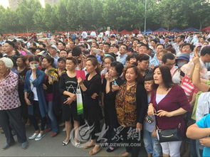 高考考场外家长等候场景