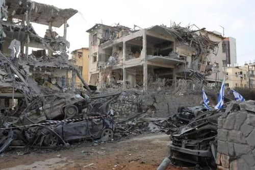 以色列海法炼油厂遭导弹袭击后起火