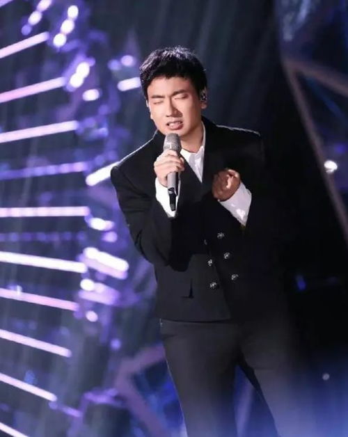 海来阿木在街头摔倒后继续唱歌