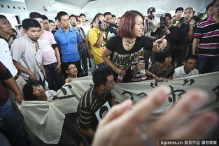 遇难者家属聚集抗议