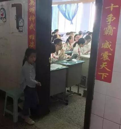 被老师打碎头骨女孩母亲称遭死亡威胁：真相背后令人心痛的教育暴力事件