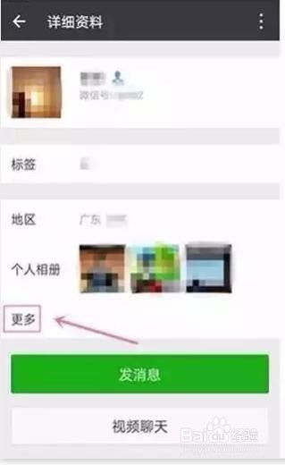 一群朋友在餐厅内轻松聊天