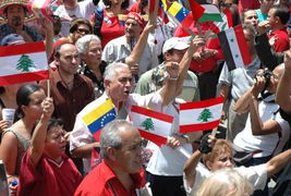 伊朗民众抗议以色列袭击的照片