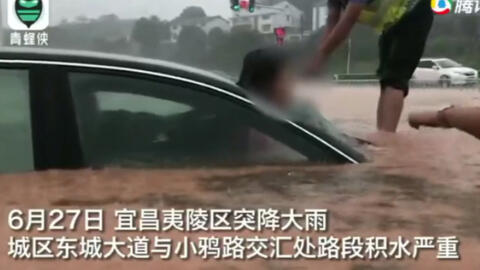 暴雨中女子被困车中22小时，4S店员工破窗救人！现场细节令人揪心