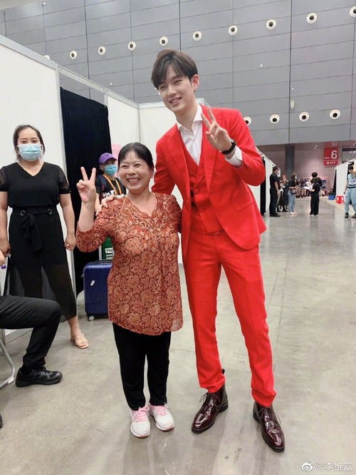 凤凰传奇后台合影照片