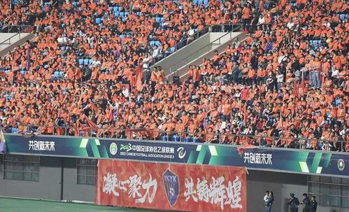 常州高铁站球迷聚集庆祝进球