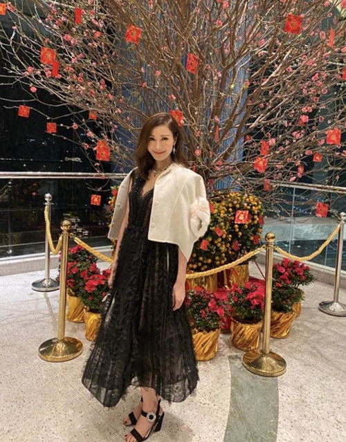 李嘉欣穿粉色蕾丝长裙