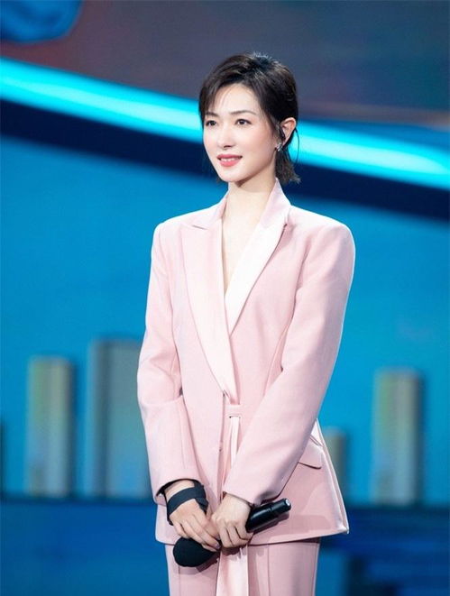 万茜在领奖台上的笑容