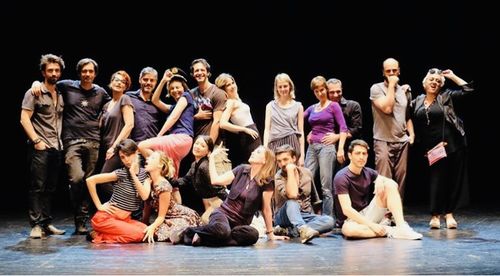 演艺人员接受健康检查的场景