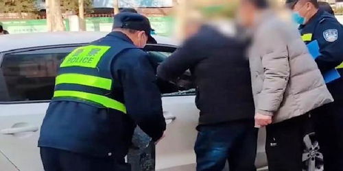 男子合力破窗救人瞬间