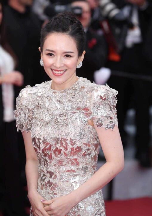 电影剧照中章子怡身穿民国服饰低头沉思