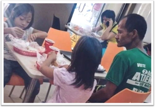 女儿在餐厅里眼中含泪看着父母