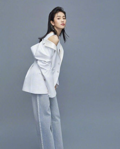 白鹿身穿白色西装录制推介视频