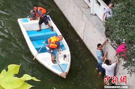 众人围观救人现场