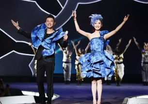 凤凰传奇粉丝手持应援物合影图