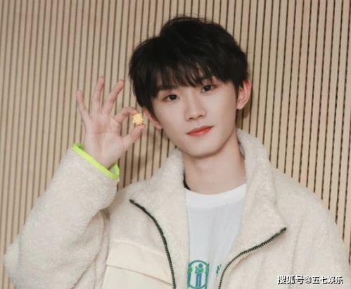 马嘉祺在录音室工作