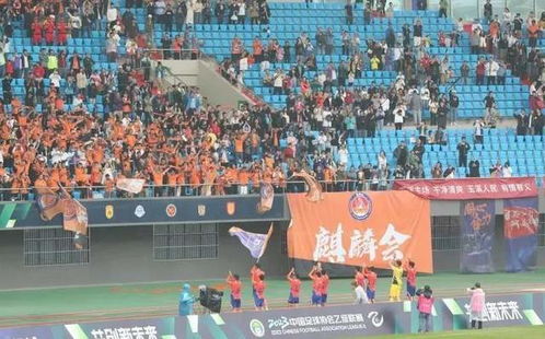 球迷在常州高铁站集体欢呼