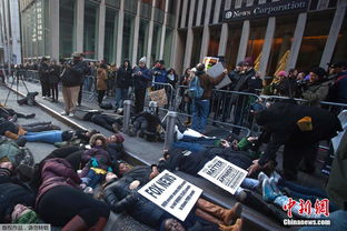 街头市民观看新闻报道