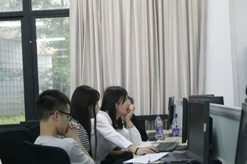 李明和他的小团队在办公室讨论项目