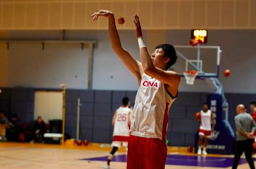 人在常州刚下高铁 被‘想进球’包围？网友：这届球迷太疯狂了！