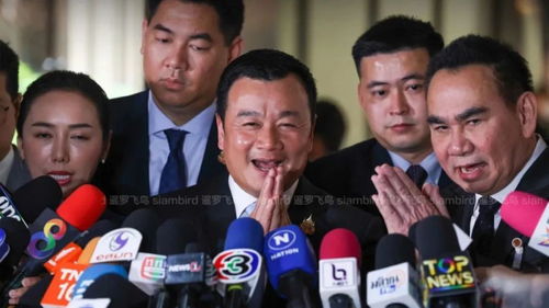 泰国总理佩通坦召开记者会
