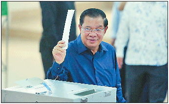 洪森与儿子洪玛奈合影