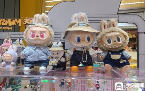 Labubu玩偶展示图