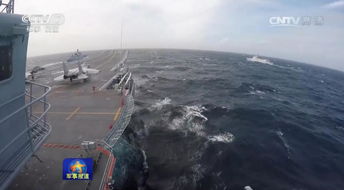 红海上航行的美军航母编队