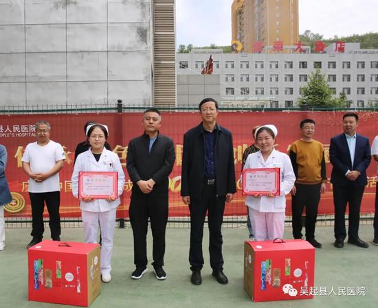 国外年轻人手持冥币拍照庆祝的场景