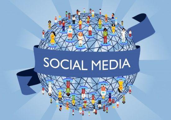 人群在街头讨论社交媒体上的新闻