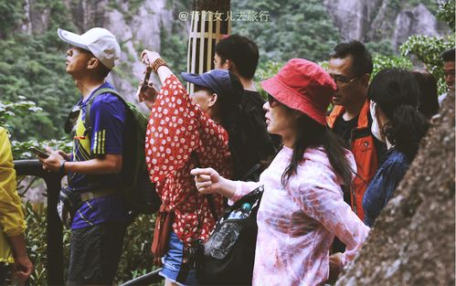 游客戴着假发参观免票景区