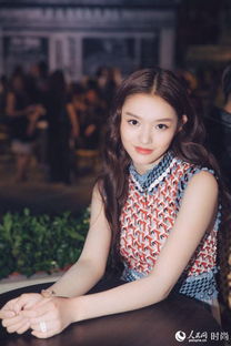 林允自信微笑面对镜头