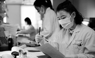 实验室研究人员进行基因检测