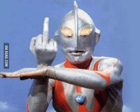 奥特曼变身与打工人早起对比图