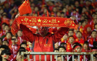 常州球迷手持叫南哥帆布包合影