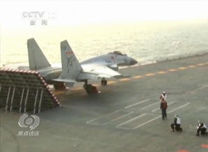 歼-15舰载机在暴雨中起飞瞬间