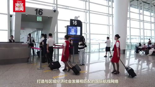 深圳机场两名乘客正在吃榴莲