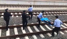 女童被地摊小火车碾轧现场图