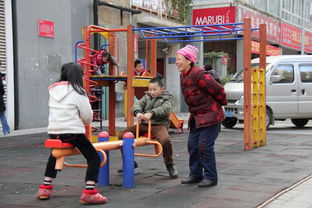 社区儿童玩耍场景图片