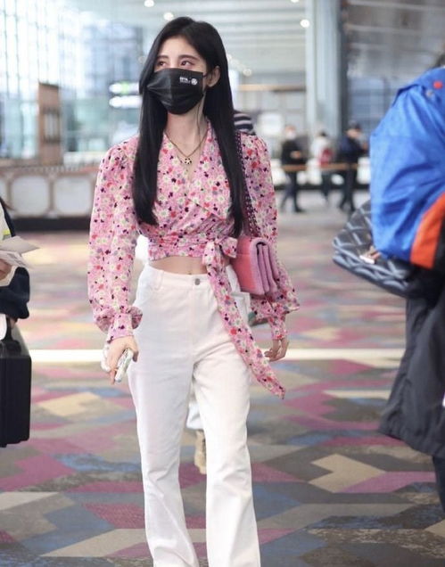 王祖贤机场穿搭全身照