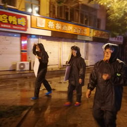 社区志愿者正在张贴安全提示海报