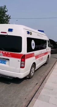 事故现场警车和救护车