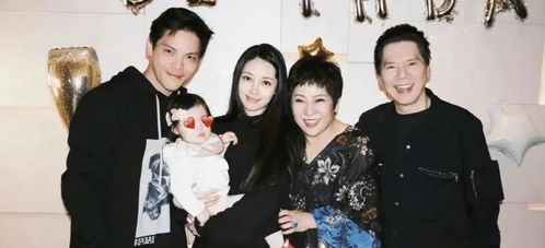 向太与郭碧婷温馨全家福