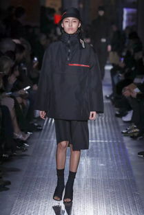 贾玲Prada大片曝光，导演、演员、时尚icon三重身份引爆热搜