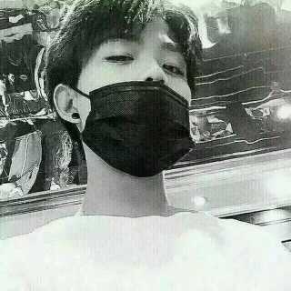 福州男子佩戴自制荷叶面罩